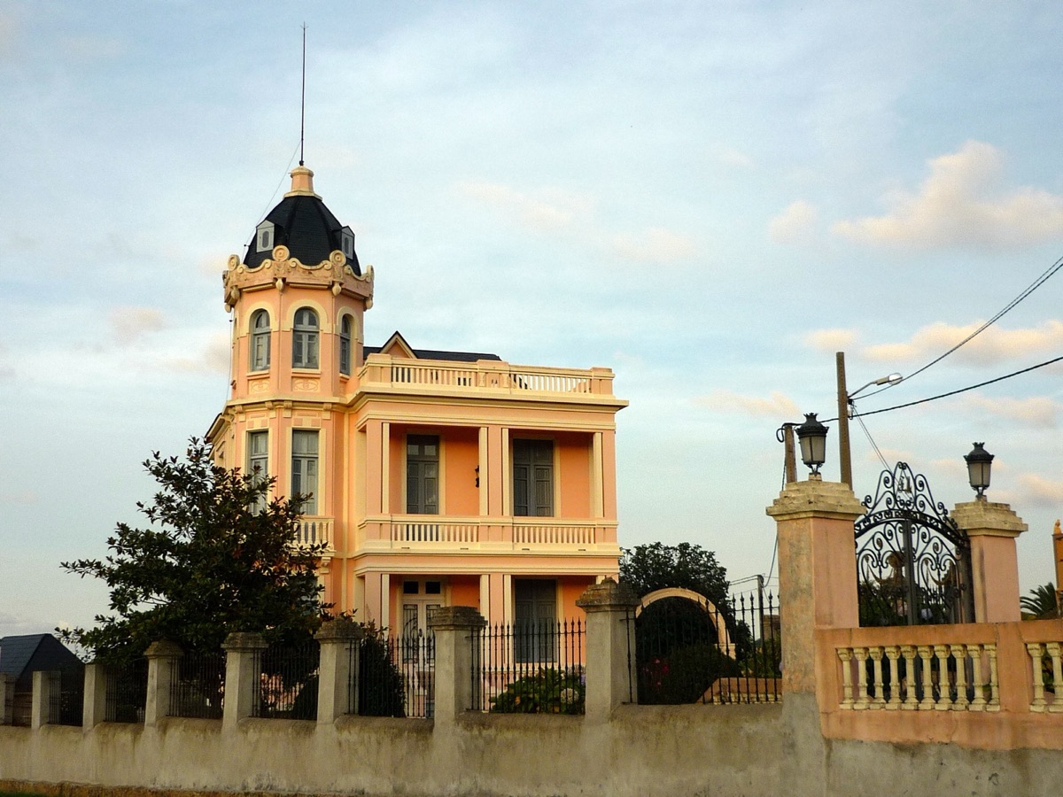 A pink indiano house with a slate-domed tower at Barreiros