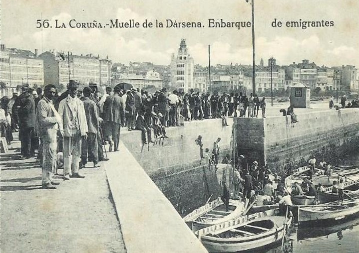 Postcard of the Dársena dock at A Coruña, men waiting to board while boats ferry passengers out